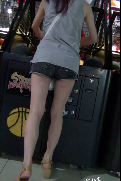 [街拍客视频]jx0132 游戏厅里的牛仔热裤漂亮美眉