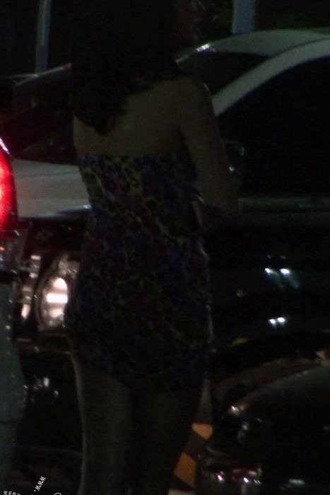 [街拍视频]00165丰满的豹纹紧身包臀裙高跟美女