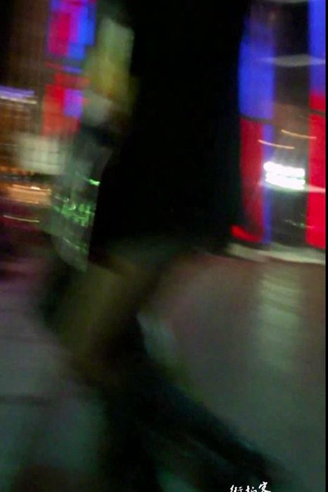 [街拍视频]00222黑丝少妇和男人逛街