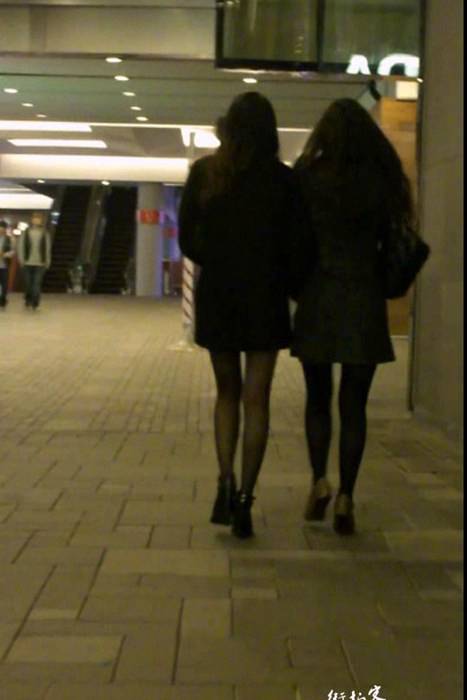 [街拍视频]00270两个性感的高跟黑丝袜美女少妇
