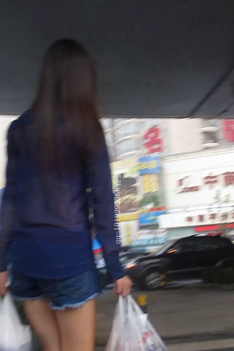 [大忽悠买丝袜街拍视频]ID0202 2012 8.19【街拍】让透视装奶罩露出来骚妇穿丝袜真想把衣服扒了