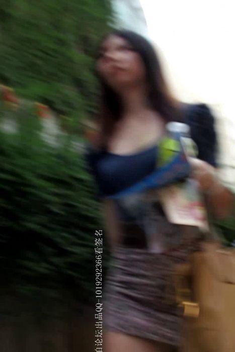 [大忽悠买丝袜街拍视频]ID0215 2012 8.21【强袭】检验包臀黑裙目镜骚妇PG是否丰满捏起来很软