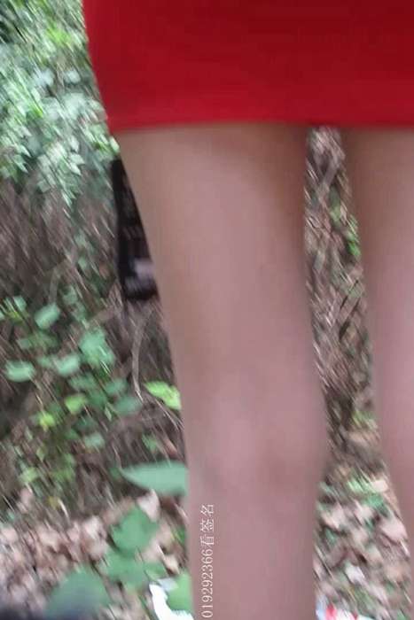 [大忽悠买丝袜街拍视频]ID0228 2012 8.23【忽悠】超长腿肉丝空姐服清纯美女换上包臀红裙脱丝