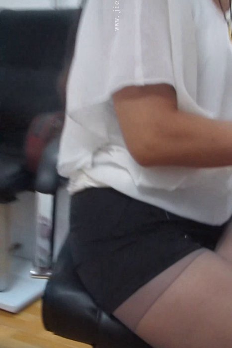 [大忽悠买丝袜街拍视频]ID0302 2012 9.16【忽悠】天天穿丝袜的少妇医生脱了黑丝换上灰丝展示