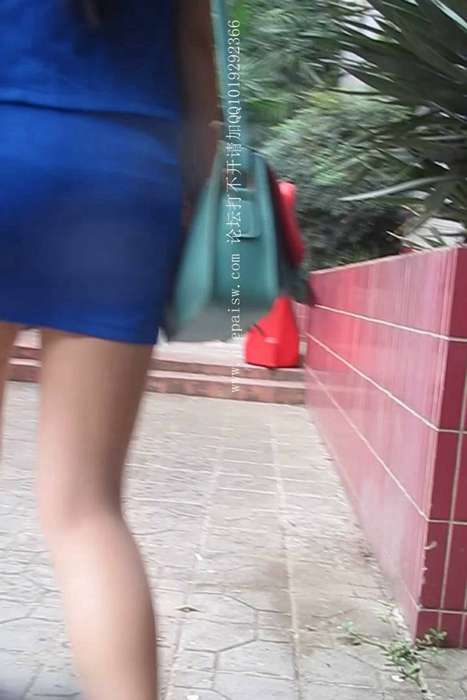 [大忽悠买丝袜街拍视频]ID0334 2012 9.24【忽悠】3个学生美女洗手间排队穿丝袜空姐服户外展示