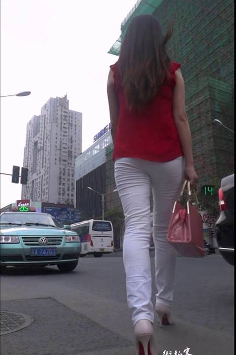 [街拍客视频]jx0213 包臀白裤少妇上楼梯